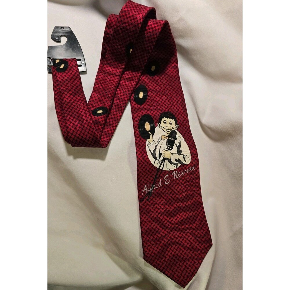 Vintage MAD Magazine Tie Mens Red Silk Alfred E Neuman Cartoon 1992 Novelty 90s